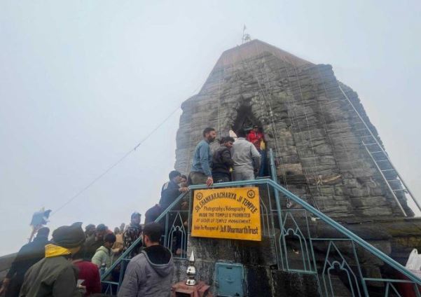 'महा शिवरात्रि पर दर्शन के लिए श्रीनगर के शंकराचार्य मंदिर में भक्तों की भीड़ उमड़ी | '